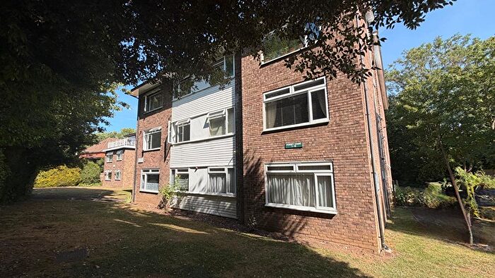 2 Bedroom Flat To Rent In The Avenue, Worcester Park, KT4