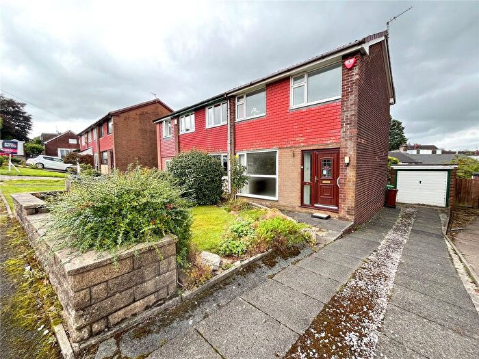 3 Bedroom Semi-Detached House For Sale In Link Road, Springhead, OL4