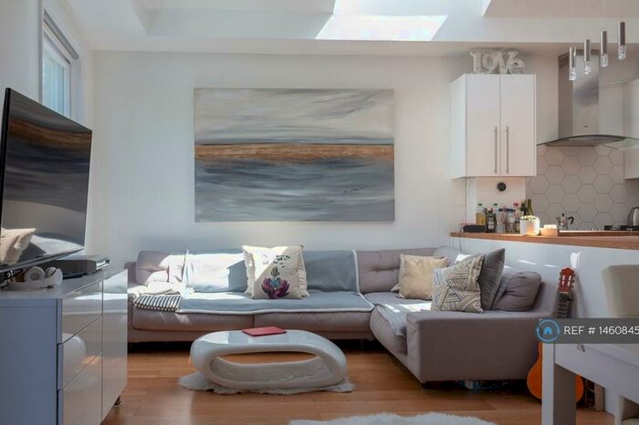 3 Bedroom Flat To Rent In Elm Park Road, London, N3