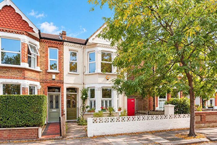 2 Bedroom Flat For Sale In Seward Road, Hanwell, W7