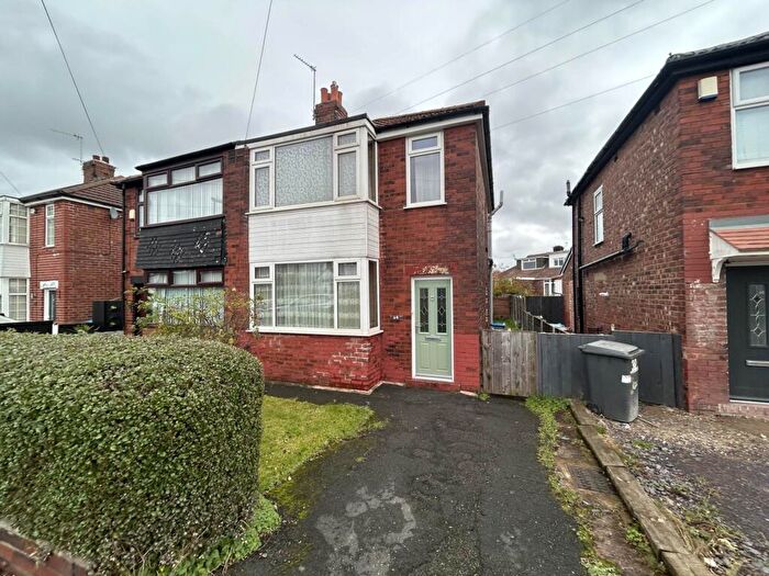 3 Bedroom Semi-Detached House For Sale In Welbeck Avenue, Oldham, OL9