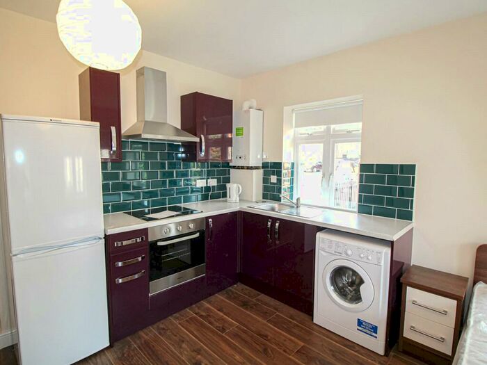 Apartment To Rent In Apt, Clarendon House #, LS2