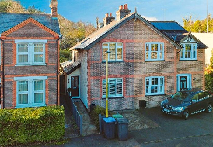 2 Bedroom Semi-Detached House For Sale In Winifred Road, Apsley, HP3