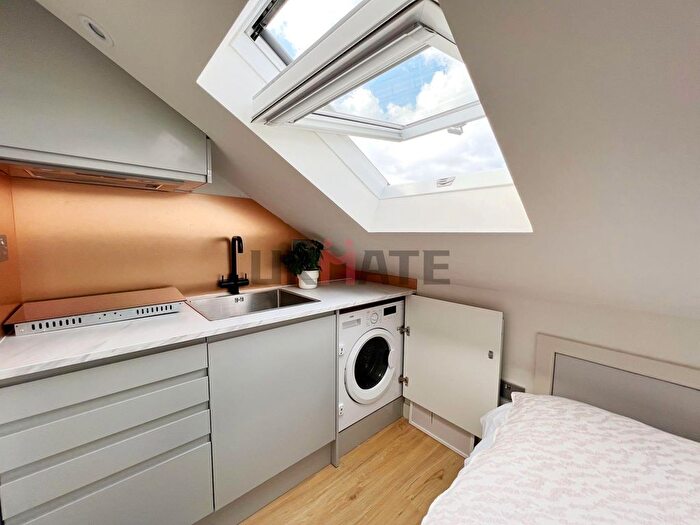 1 Bedroom Property To Rent In Clarence Villas, Hawks Road, Kingston Upon Thames, KT1