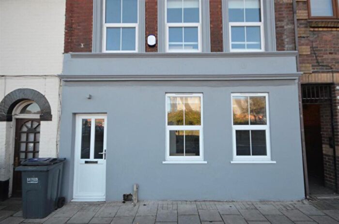 3 Bedroom Terraced House To Rent In Guildford Street, Luton, LU1