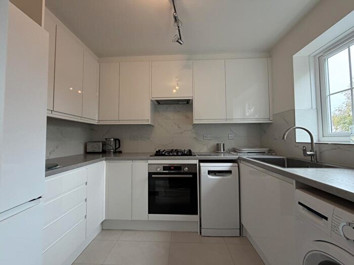 2 Bedroom House To Rent In Mallory Drive, Warwick, CV34