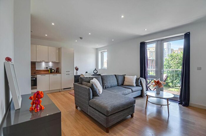 1 Bedroom Flat For Sale In Hayling Way, Metropolitan Court, HA8