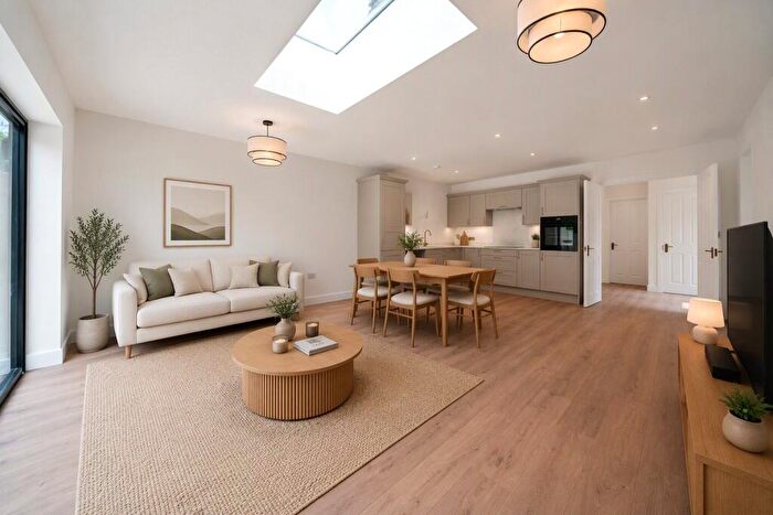 4 Bedroom Semi Detached House For Sale In High Street, St. Mary Cray, Orpington, BR5