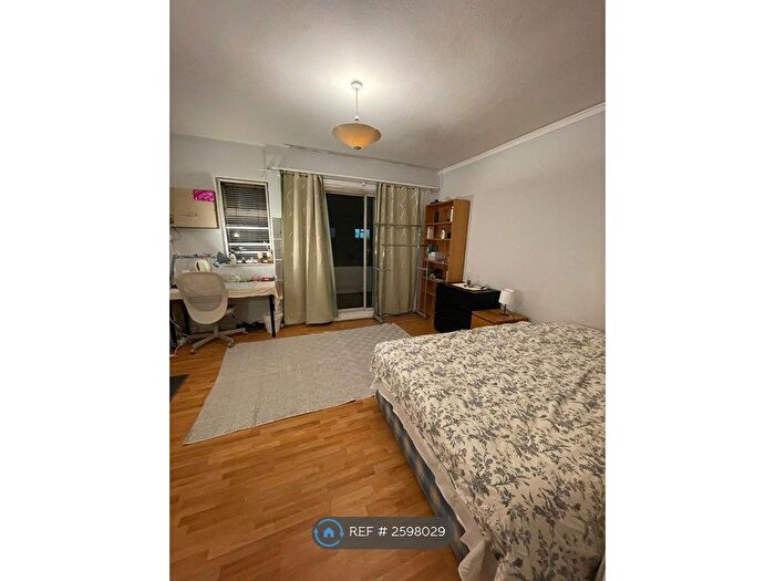 3 Bedroom Flat To Rent In David House, London, SW8