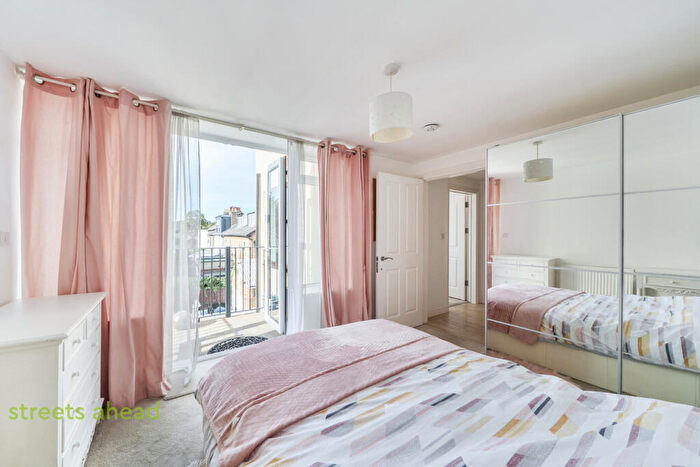 2 Bedroom Apartment For Sale In Suffolk Road, London, SE25