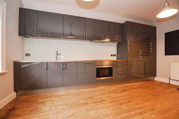 2 Bedroom Flat For Sale In Coppice Drive, Harrogate, HG1