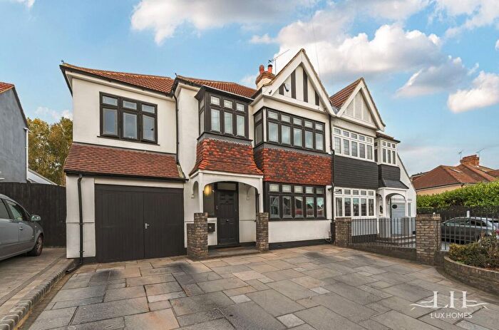 4 Bedroom Semi-Detached House For Sale In Upminster Road, Hornchurch, RM11