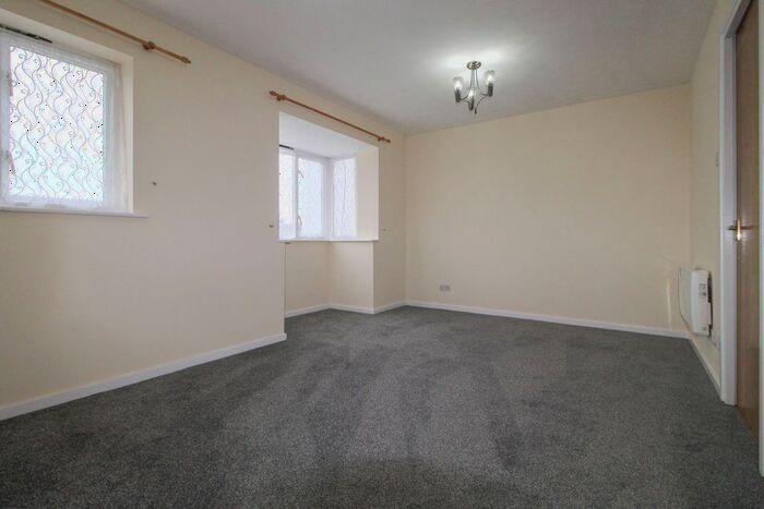 2 Bedroom Flat To Rent In Oban Court, Pentland Avenue, Edgware, HA8