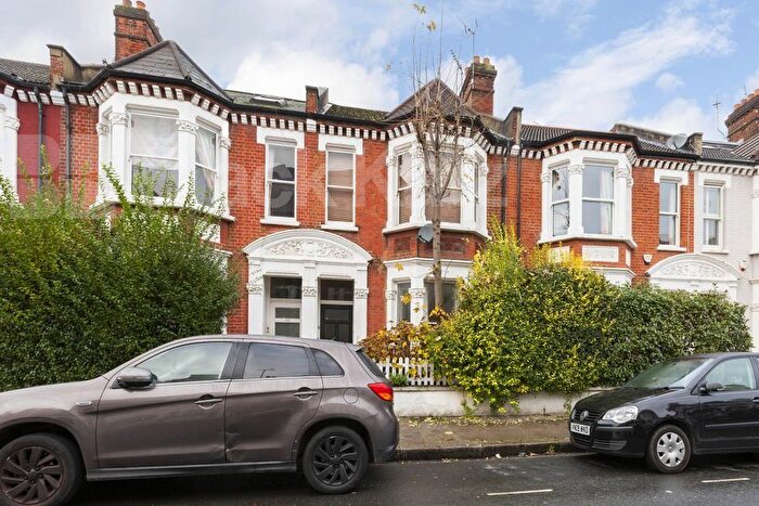 4 Bedroom Flat To Rent In Pennard Road, Shepherds Bush, W12
