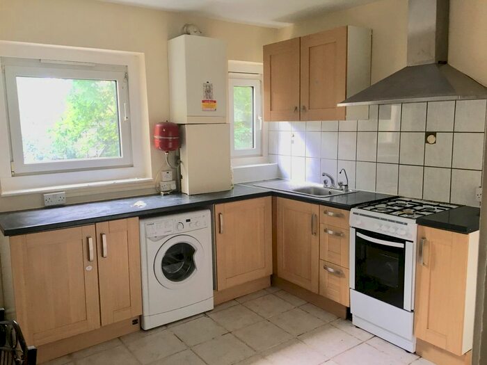 2 Bedroom Flat To Rent In Amber Avenue, London, E17