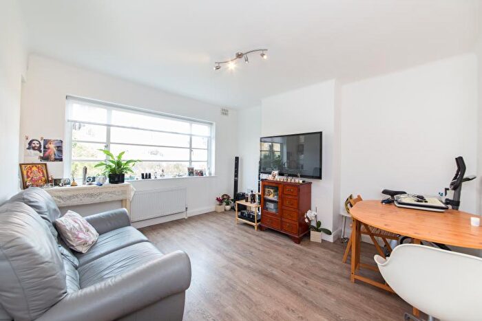 2 Bedroom Apartment To Rent In Denison Close, Hampstead Garden Suburb, N2