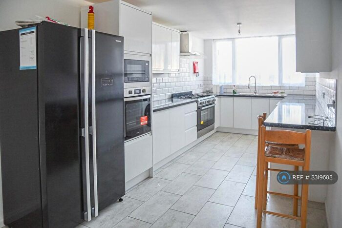 5 Bedroom Semi-Detached House To Rent In Hathway Walk, Bristol, BS5