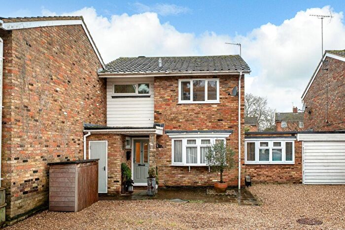 3 Bedroom Link Detached House For Sale In Pie Garden, Flamstead, AL3