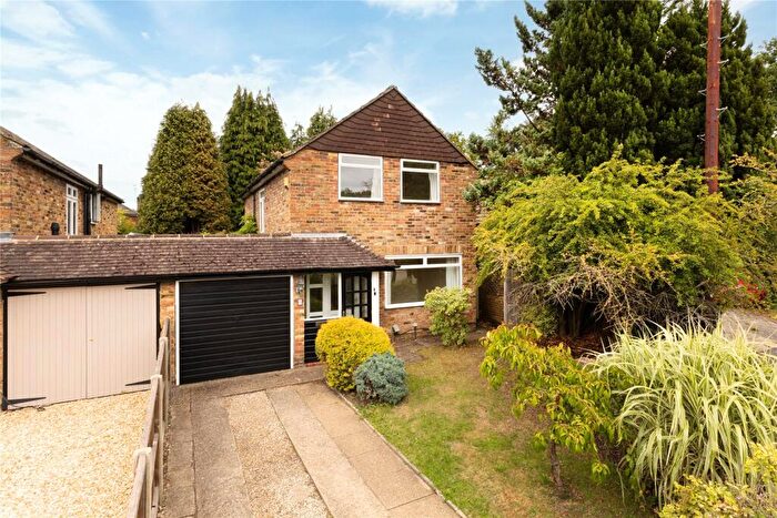 3 Bedroom Link Detached House For Sale In West Hill Close, Brookwood, Woking, Surrey, GU24