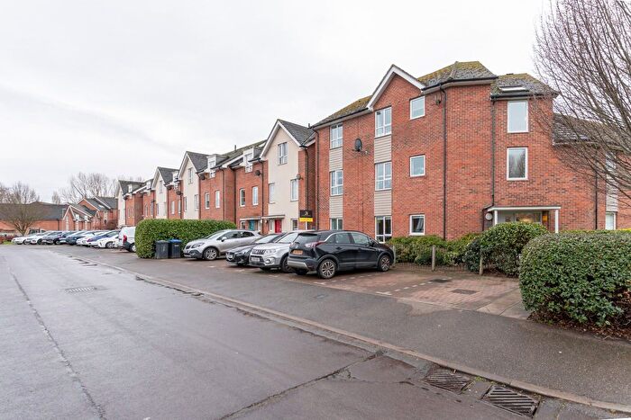 2 Bedroom Flat For Sale In Roakes Avenue, Addlestone, KT15