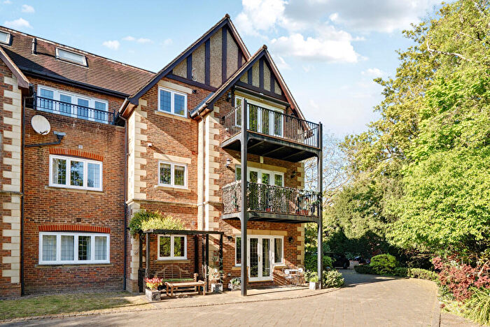 2 Bedroom Flat For Sale In Caenshill House, Chaucer Avenue, Weybridge, KT13