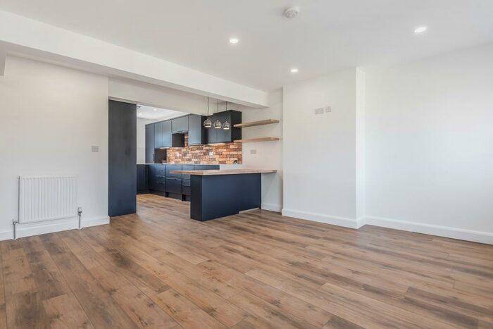 2 Bedroom Maisonette To Rent In Southcote Parade, Reading, RG30