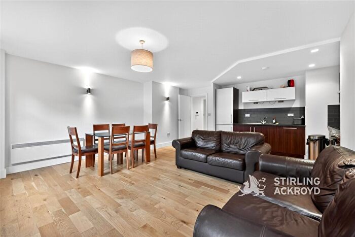 2 Bedroom Apartment To Rent In Quaker Street, Shoreditch, London, E1
