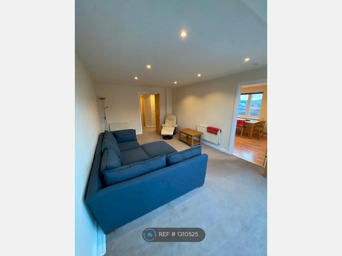 2 Bedroom Flat To Rent In Vellacott Close, Cardiff CF10