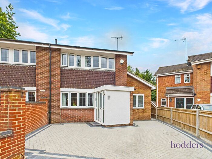 4 Bedroom Semi-Detached House To Rent In Chertsey, Surrey, KT16