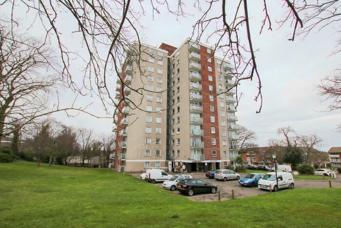 2 Bedroom Flat To Rent In Basinghall Gardens, Sutton, SM2