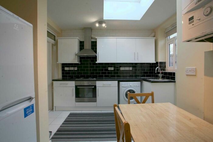 4 Bedroom Semi-Detached House To Rent In Fawn Road, Plaistow, E13