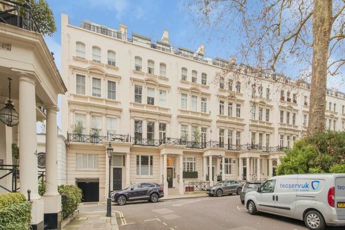 3 Bedroom Flat To Rent In Rutland Gate, London, SW7