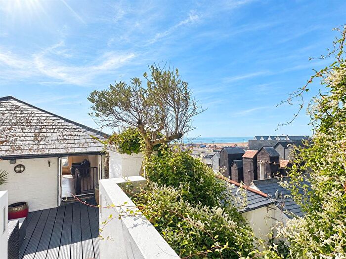 2 Bedroom Flat For Sale In Rock-A-Nore Road, Hastings, TN34