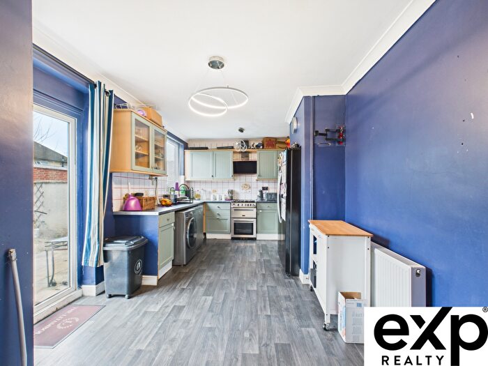 3 Bedroom End Of Terrace House For Sale In Callan Grove, South Ockendon, RM15