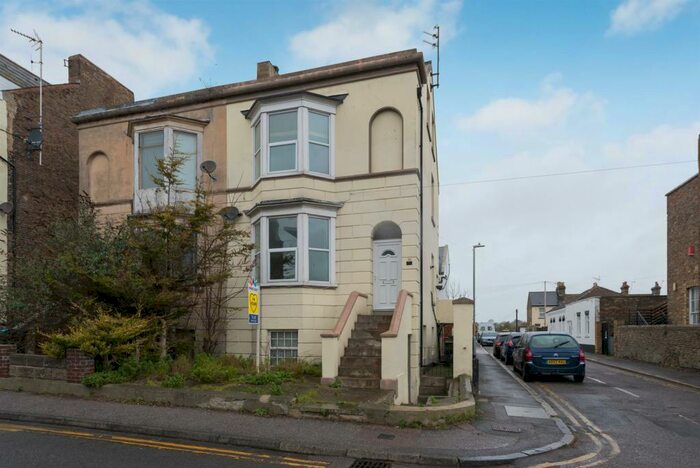 2 Bedroom Flat To Rent In West Cliff Road, Ramsgate, CT11