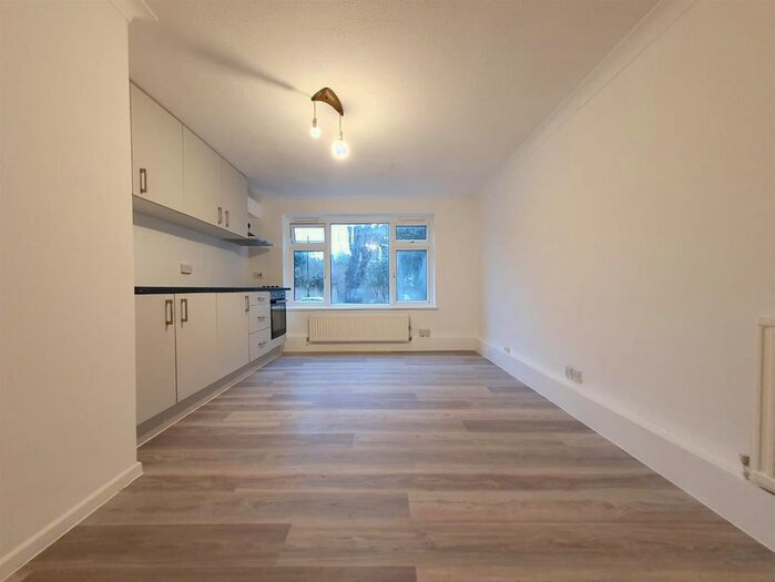 3 Bedroom Flat To Rent In Ashleigh Lodge, Warminster Road, London, SE25