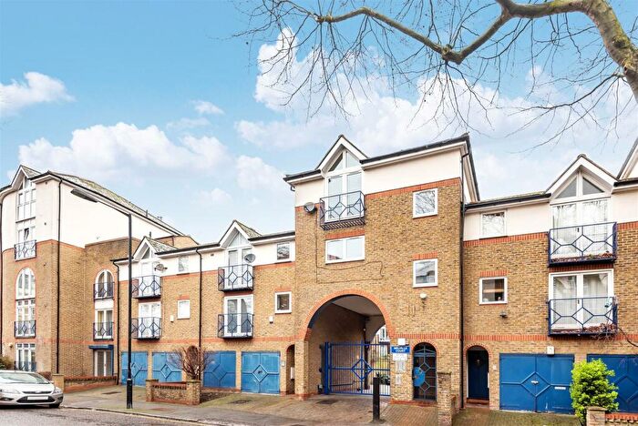 2 Bedroom Maisonette To Rent In Melville Court, Deptford, SE8