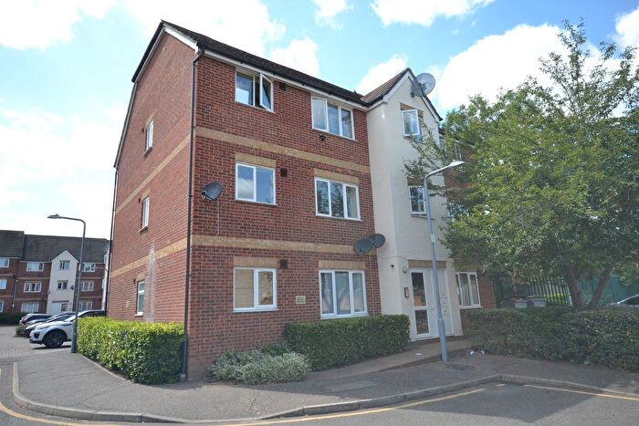2 Bedroom Flat To Rent In Fenman Gardens, Ilford, IG3