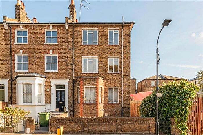 1 Bedroom Flat To Rent In Cathnor Road, Askew Road, W12