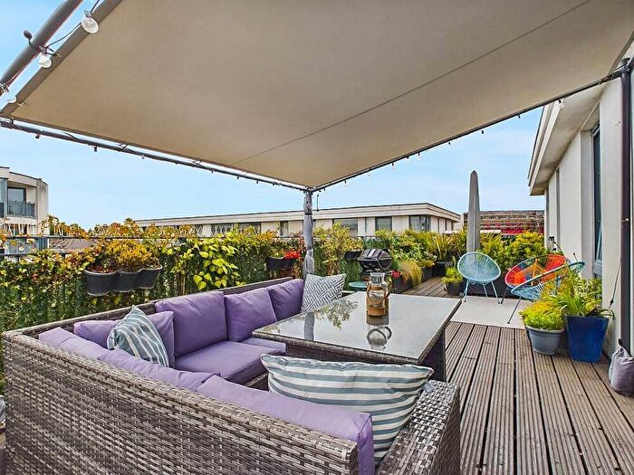 2 Bedroom Apartment For Sale In Chertsey, Surrey, KT16