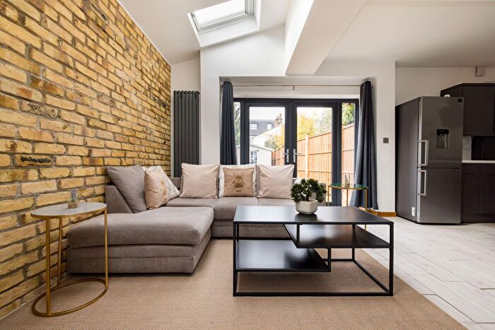 2 Bedroom Flat To Rent In Midmoor Road, London, SW12