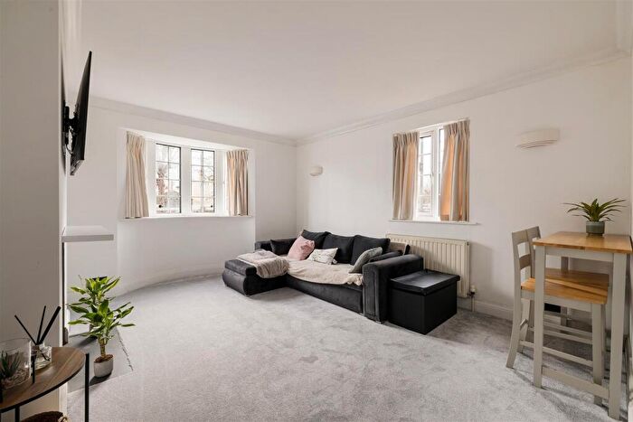 1 Bedroom Apartment For Sale In Churchfields, South Woodford, E18