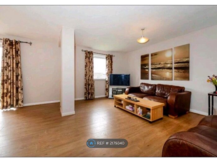 3 Bedroom Flat To Rent In Whitefriars Court, London, N12