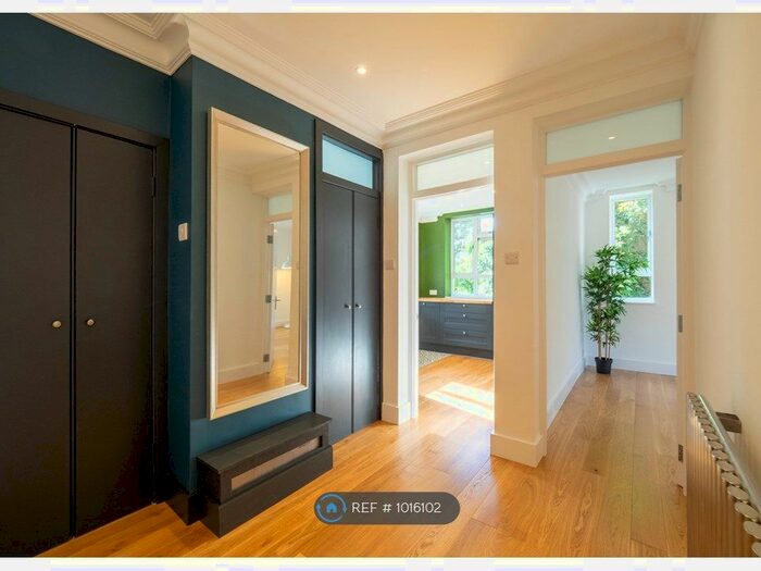 3 Bedroom Flat To Rent In Coningham Road, London, W12