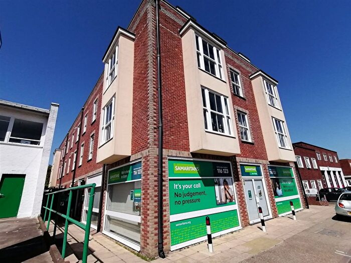 2 Bedroom Flat To Rent In South Street, Newport, PO30