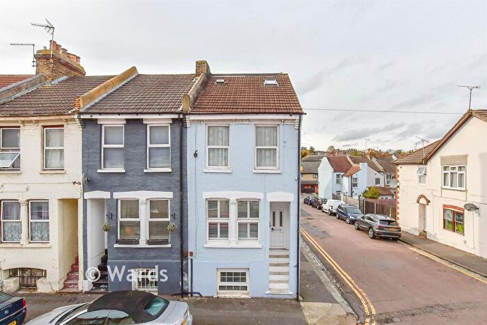 3 Bedroom End Of Terrace House For Sale In St. Peter Street, Rochester, Kent, ME1