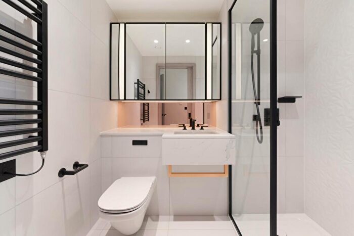 2 Bedroom Apartment To Rent In Aspen, Marsh Wall, London, E22