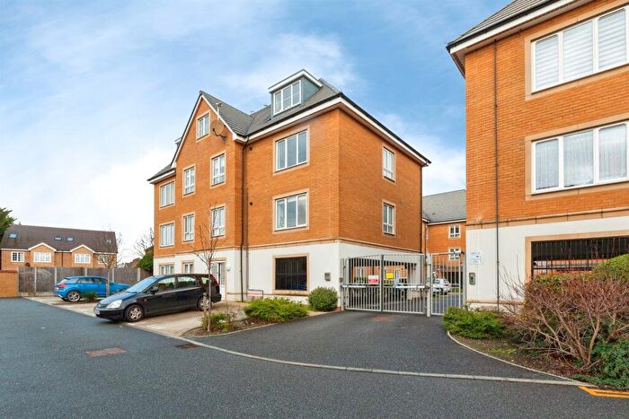 2 Bedroom Flat For Sale In Kenyon Way, Slough, SL3