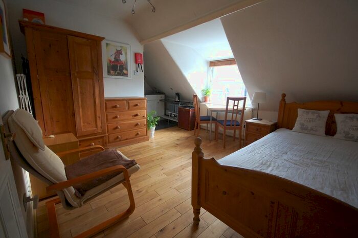 Studio To Rent In Chiswick High Road, London, W4