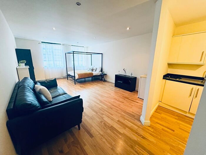 Studio To Rent In Flat, Gordon Street, Luton, LU1